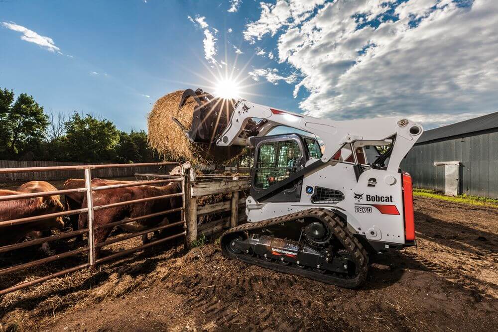 mini nakladalnik bobcat T870 kmetijska brana