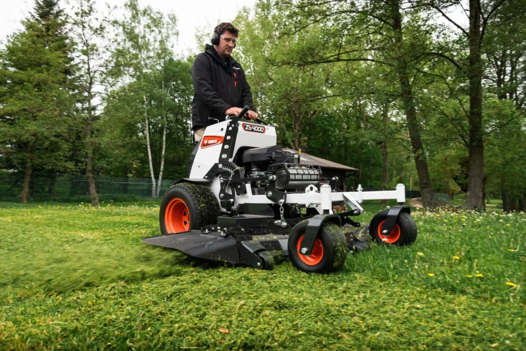 Kosilnica Bobcat ZS4000 v delovanju