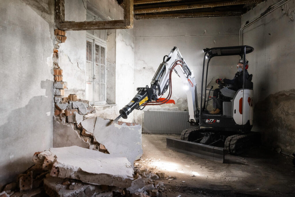 Mini bager e17z R2 serije Breaker deluje v tesnih prostorih